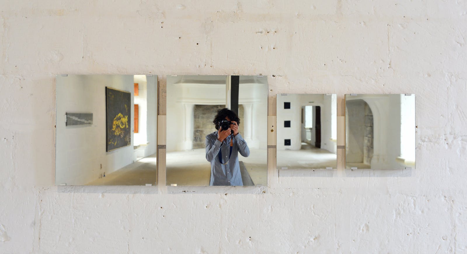 Fotograf uchwycony w lustrach Zamku Montsoreau